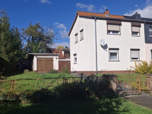 Wimmelburg: linke Doppelhaushälfte mit Garage und Garten in sehr guter Wohnlage zu verkaufen!