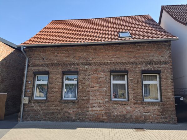 Hergisdorf: solides Wohnhaus mit Hof ab 30 T€ zu erwerben.